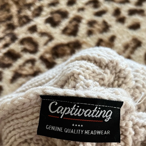 Captivating Knit Hat..USC..NWOT - Picture 4 of 4